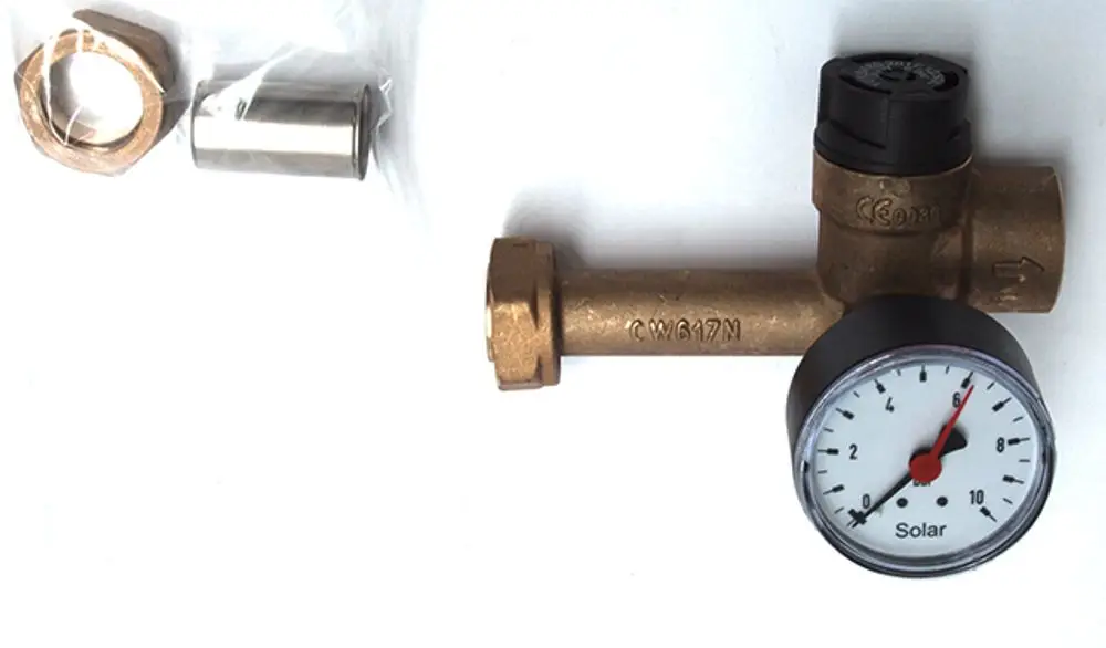 Daikin Sicherheitsgruppe mit Manometer, bestehend aus einem Messgerät zur Druckanzeige und einem Anschlussstück, geeignet für solarthermische Systeme.